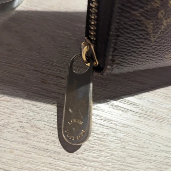 Louis Vuitton Monogram Zippy Wallet  With Red Interior And COA - Picture 7 of 16